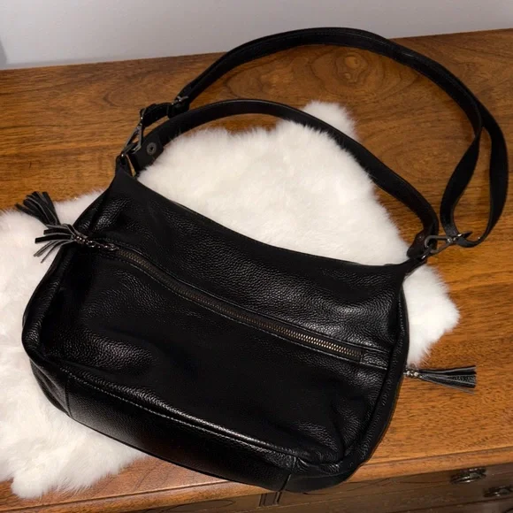 Elegant Black Leather Shoulder Bag - Picture 1 of 10